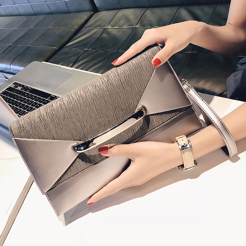 Nova bolsa de ombro feminina de couro PU para eventos noturnos.