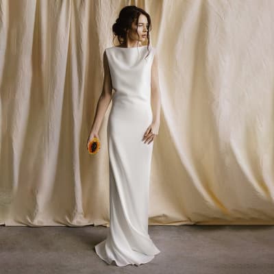Vestido em cetim, modelo slim e elegante, com decote halter. 4
