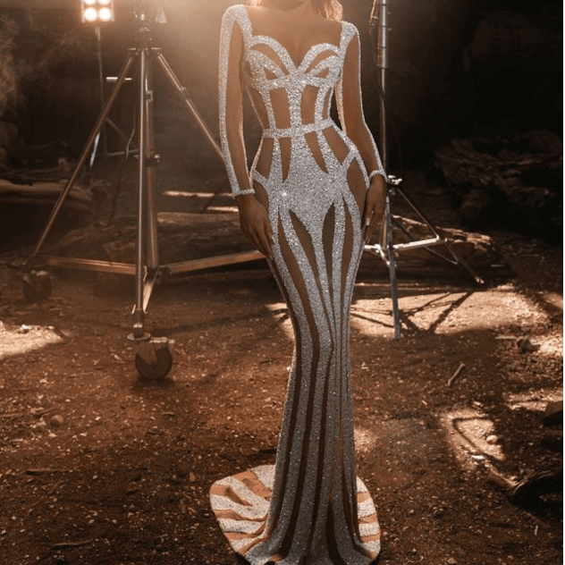Vestido de festa feminino com detalhes dourados e modelagem sereia. 2