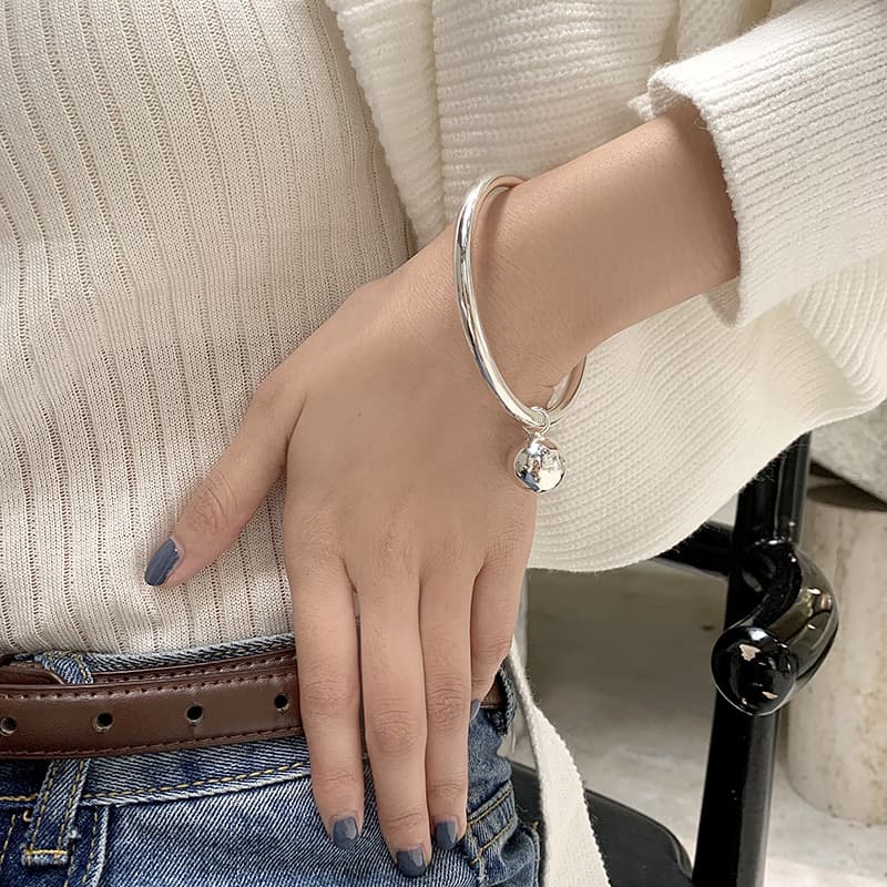 Pulseira feminina com pingente de bola de personalidade