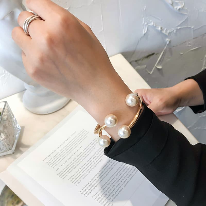 Pulseira feminina de liga metálica com pérolas duplas