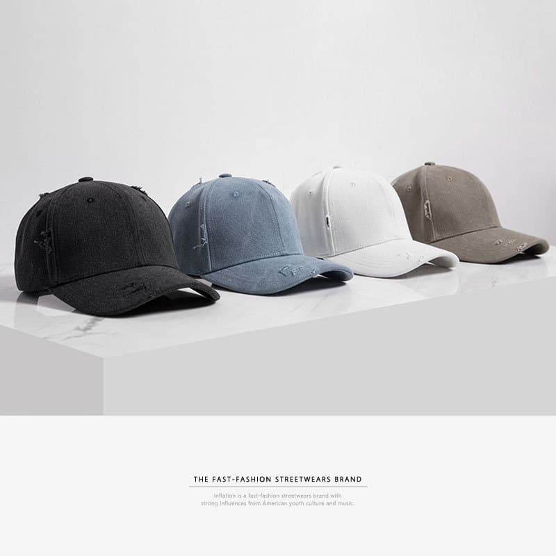 Boné de estilo moderno com rasgos e cores sólidas.