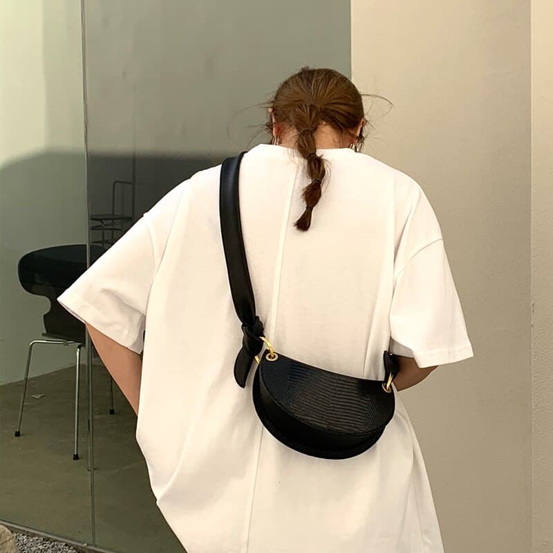 Bolsa feminina de ombro única, estilo meia-lua, que combina com tudo.