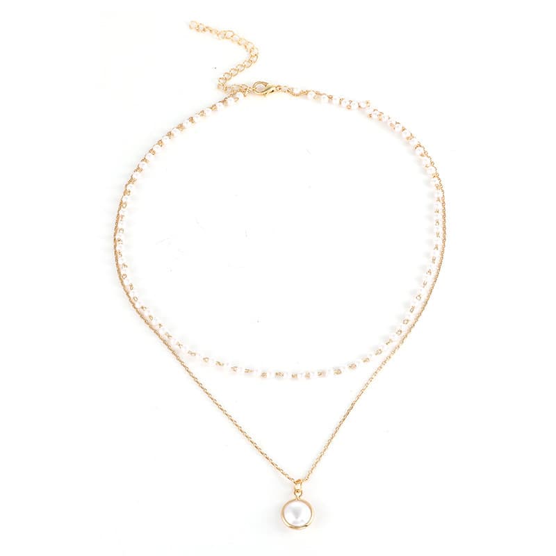 Colar feminino com duas pérolas simples.