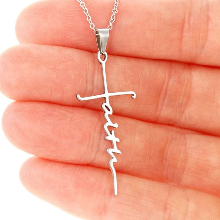 Colar feminino com pingente de cruz com letras entrelaçadas 4