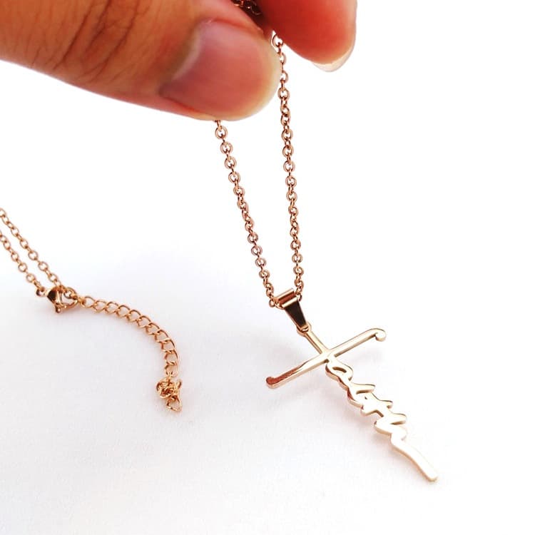 Colar feminino com pingente de cruz com letras entrelaçadas 2