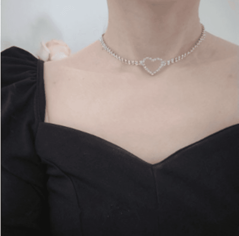 Colar curto estilo gargantilha, delicado e versátil para mulheres.