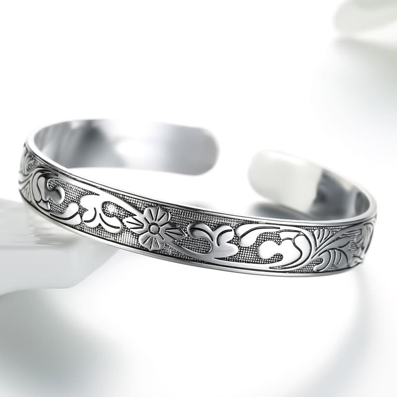 Pulseira feminina prateada com pingente de flor de ameixa e folha de videira. 4
