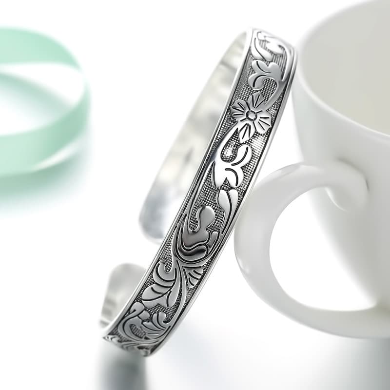 Pulseira feminina prateada com pingente de flor de ameixa e folha de videira. 2