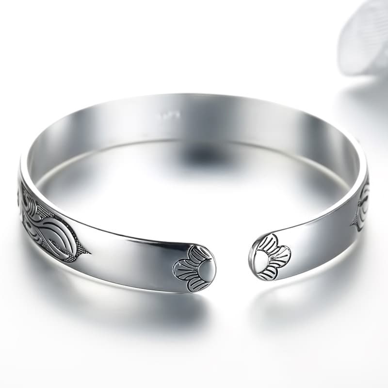 Pulseira feminina prateada com pingente de flor de ameixa e folha de videira.