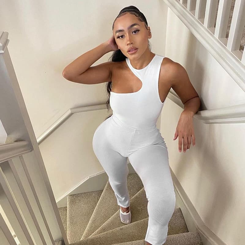 Conjunto feminino com body de um ombro só e calça básica justa.