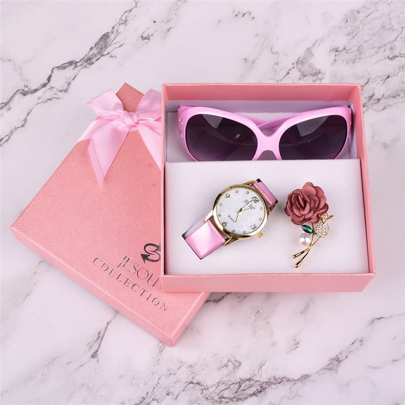 Conjunto de 3 peças: Relógio de pulso feminino em couro com mecanismo de quartzo, óculos de sol e corsage. Ideal para pr 6
