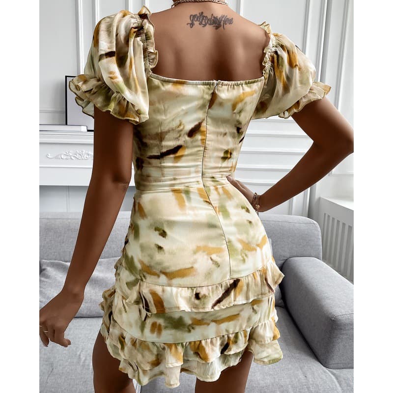 Vestido feminino de verão com mangas bufantes e cordão na cintura.
