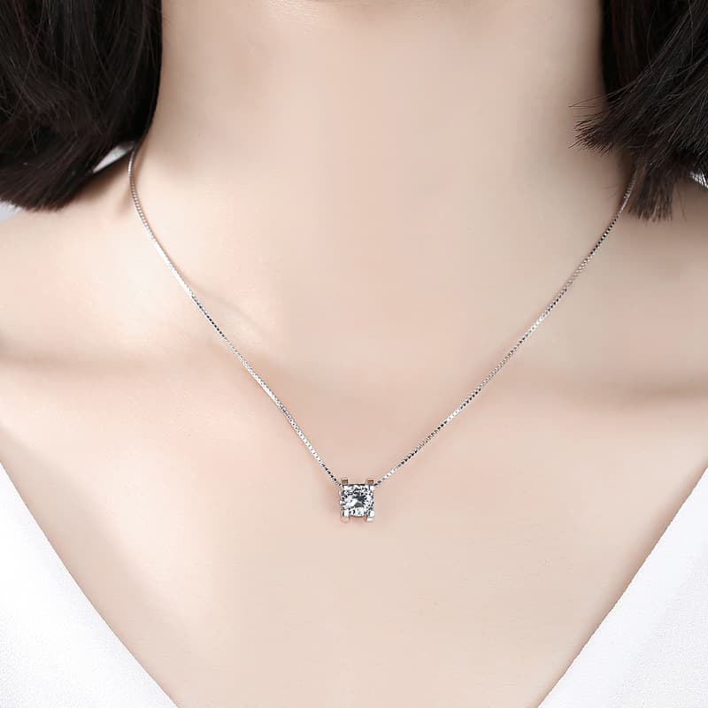 Colar com Cabeça de Touro Feminino