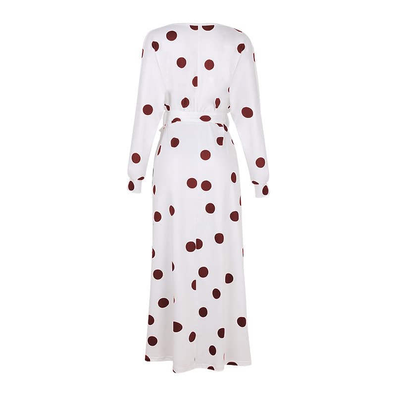 Vestido longo de manga comprida com estampa de bolinhas, decote em V e ombros à mostra. 14