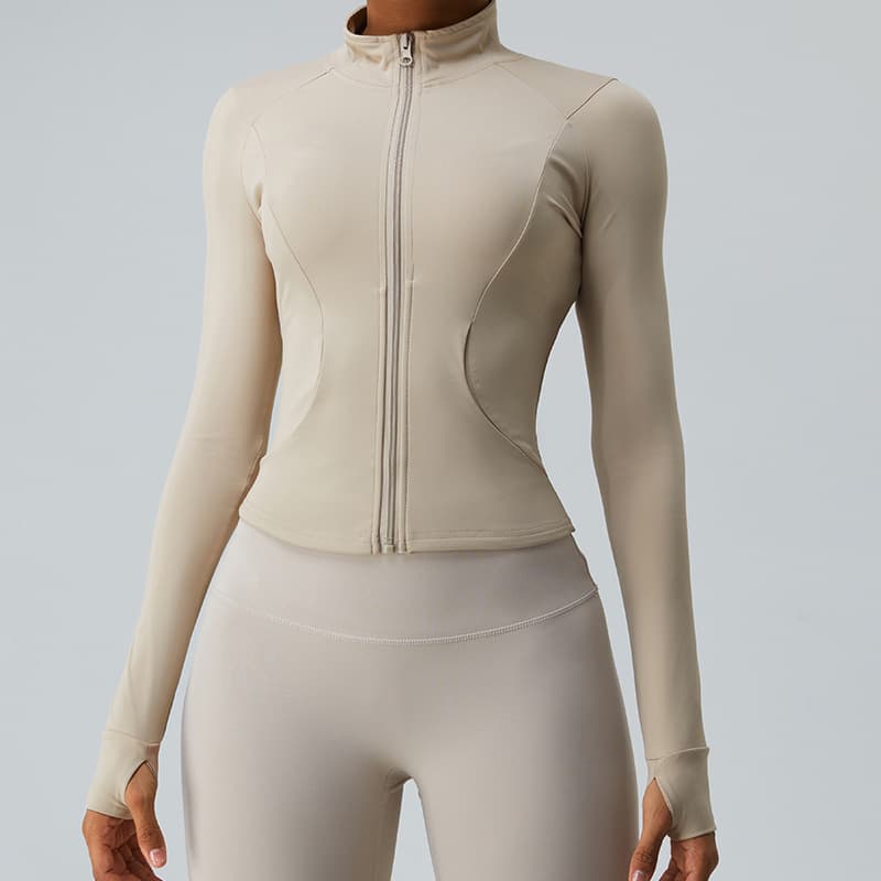 Jaqueta esportiva feminina de manga comprida com modelagem slim fit e secagem rápida. 3