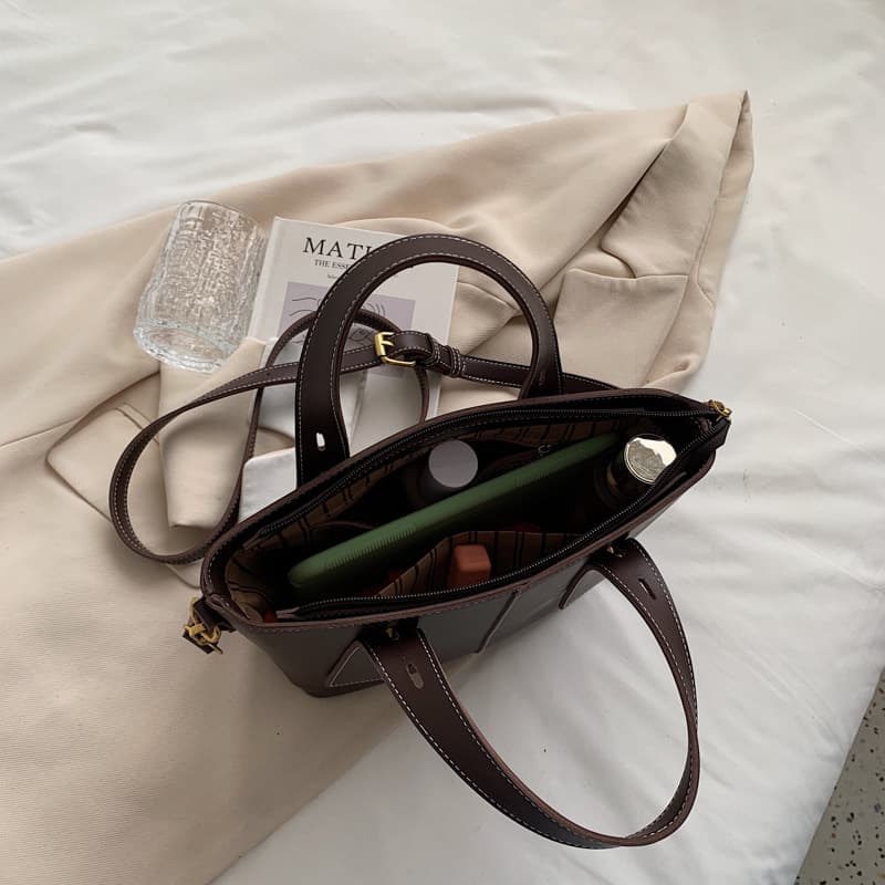 Bolsa feminina retrô com textura para o dia a dia.
