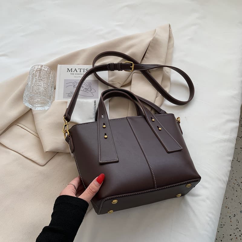 Bolsa feminina retrô com textura para o dia a dia. 5