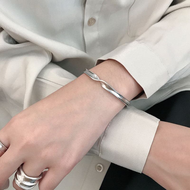 Pulseiras torcidas: joias femininas ousadas e cheias de personalidade.