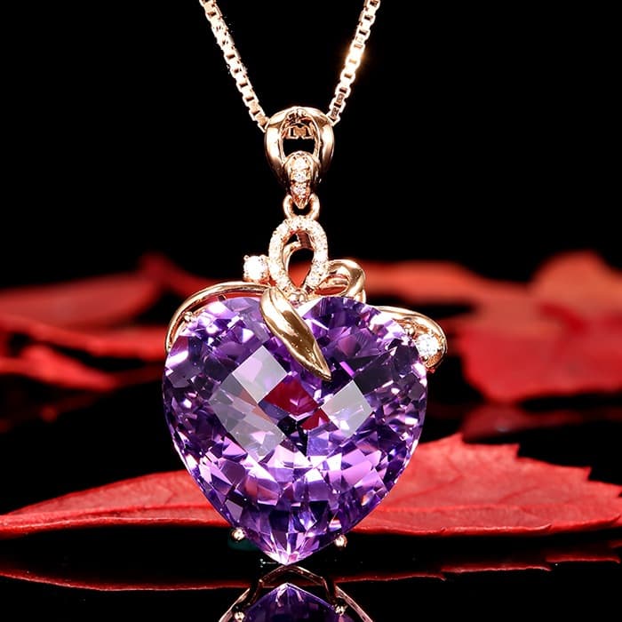 Colar feminino com pingente