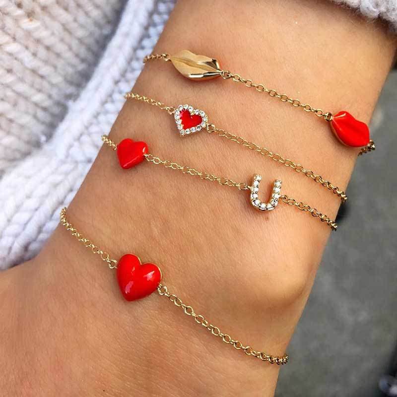 Pulseira feminina com lábios dourados em formato de amor 3
