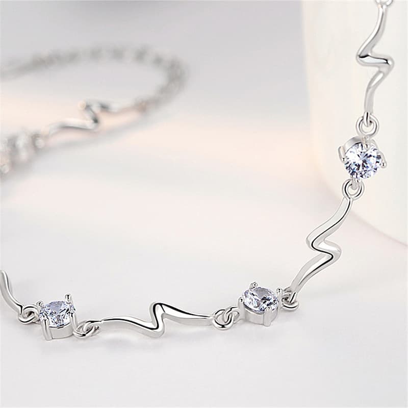 Pulseira cor de cristal azul com diamantes em formato de raio
