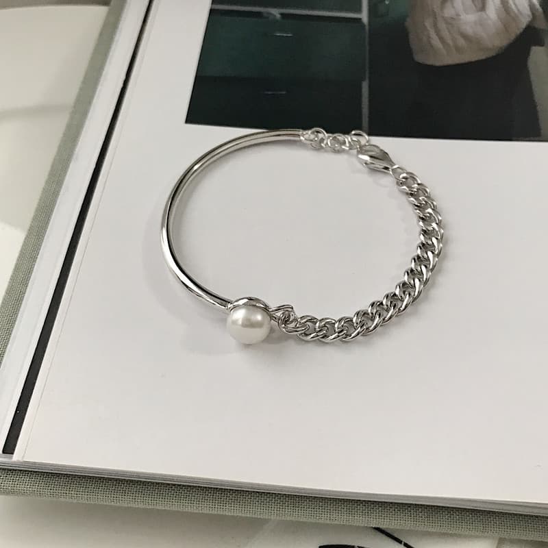 Pulseira assimétrica de pérolas feminina