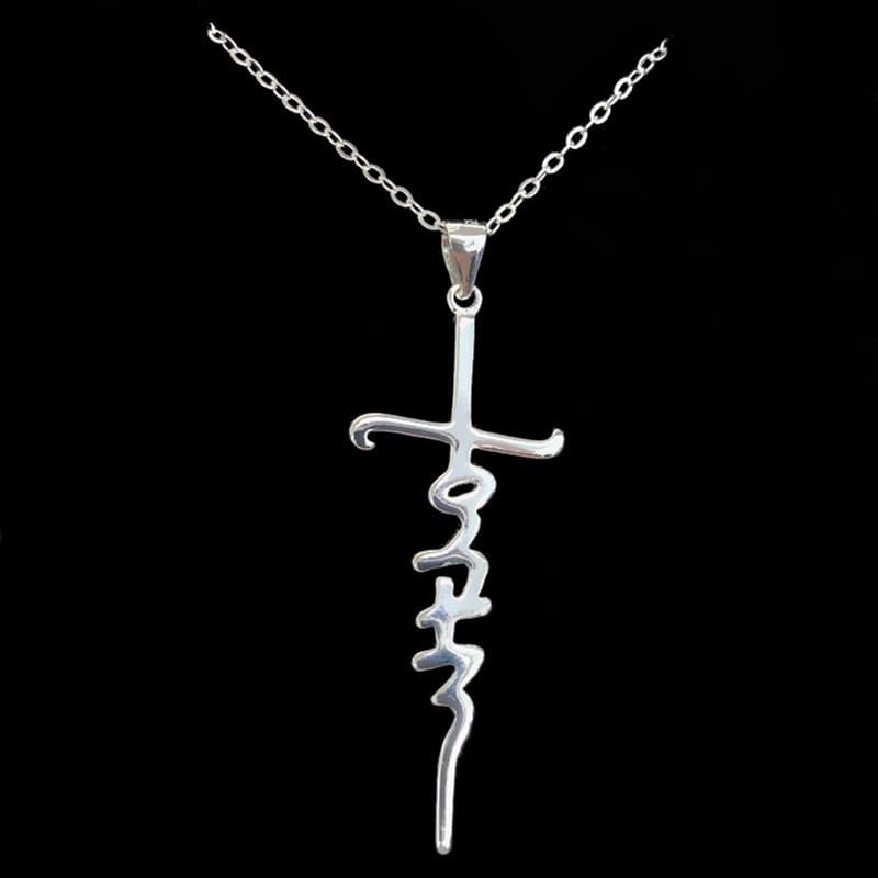 Colar feminino com pingente de cruz com letras entrelaçadas 3