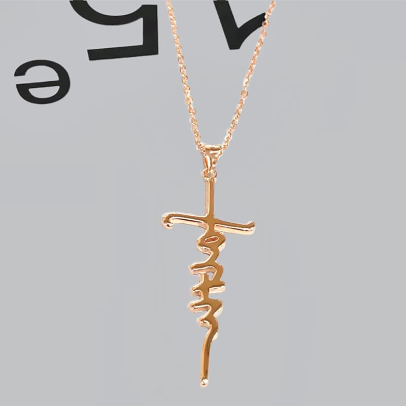 Colar feminino com pingente de cruz com letras entrelaçadas 7