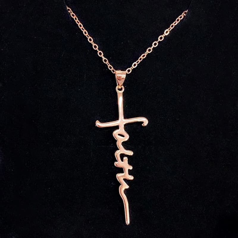 Colar feminino com pingente de cruz com letras entrelaçadas 6