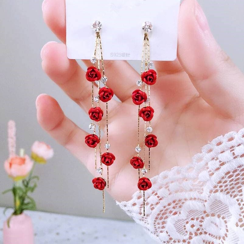 Brincos longos com borla e estampa de rosas para mulheres.