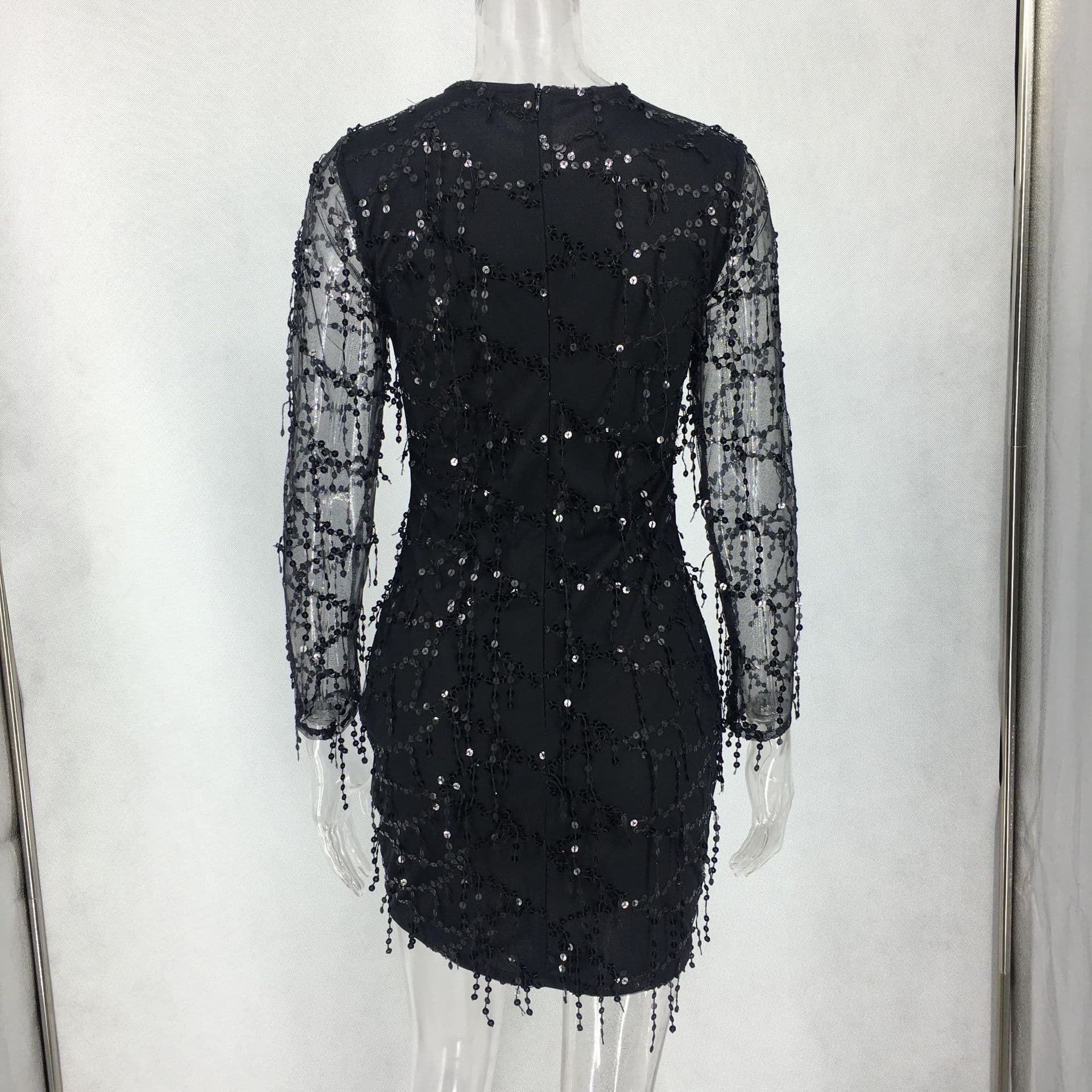 Vestido feminino sexy de festa com lantejoulas e franjas, renda brilhante, decote em V e transparência. Elegante. 4