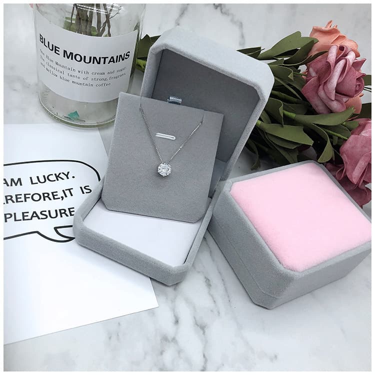 Colar feminino com um único diamante. 2