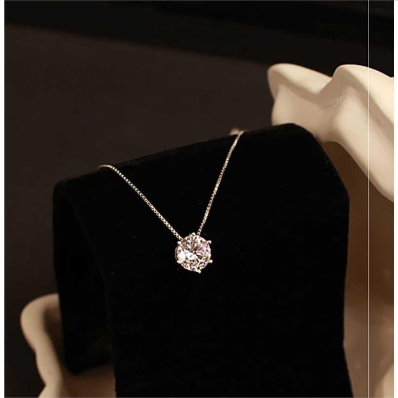 Colar feminino com um único diamante.