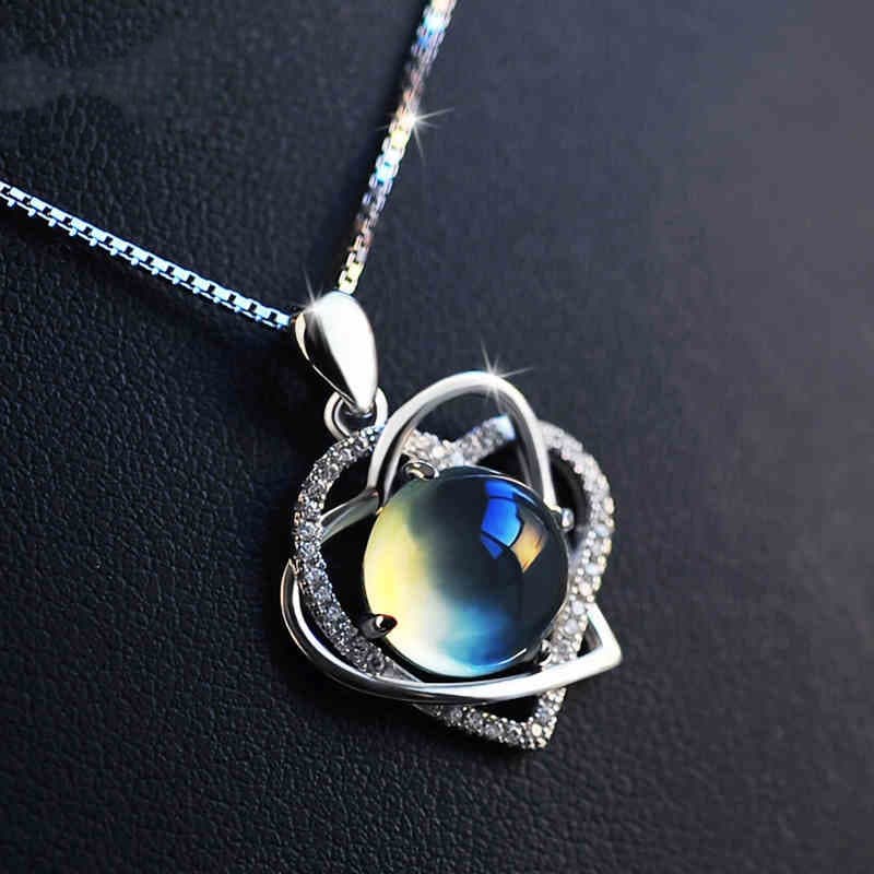 Colar feminino em formato de coração com cristais