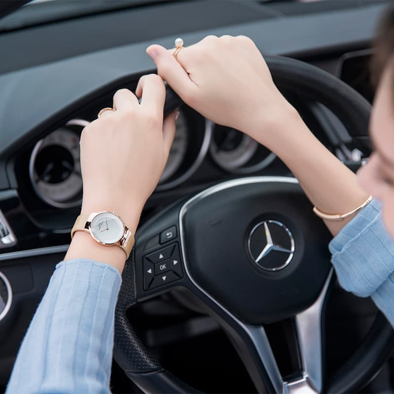 Novo relógio de quartzo minimalista e fino para mulheres