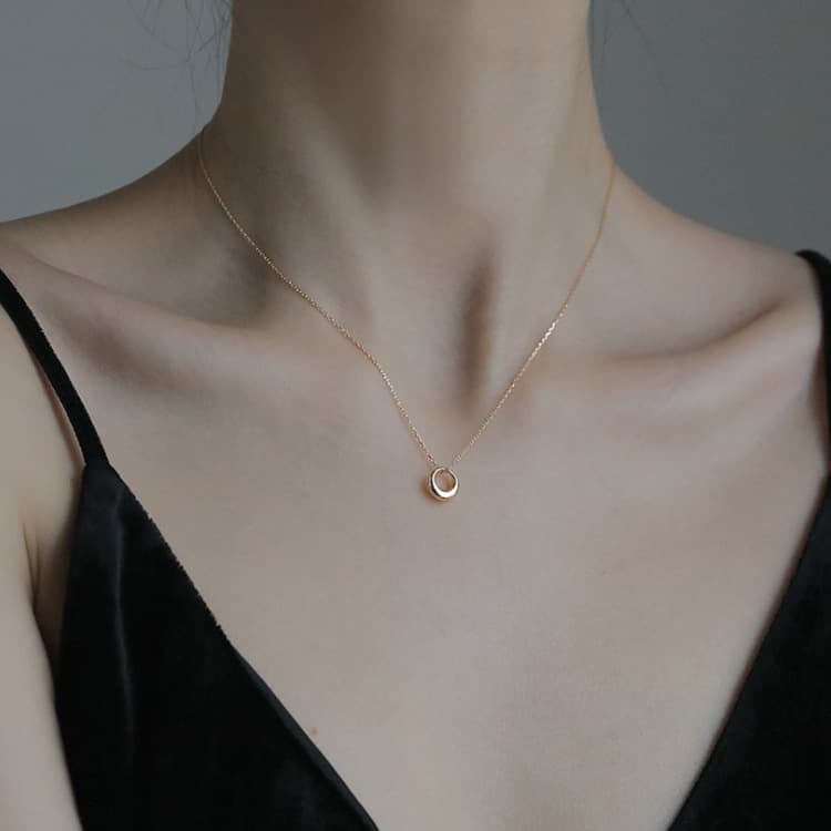 Colar feminino com círculos geométricos