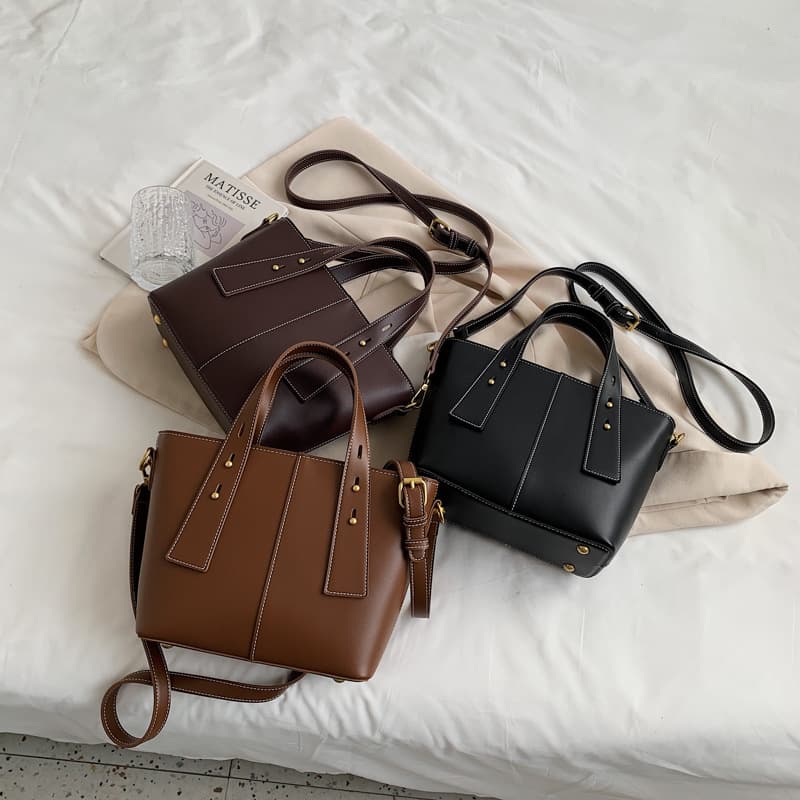 Bolsa feminina retrô com textura para o dia a dia. 3