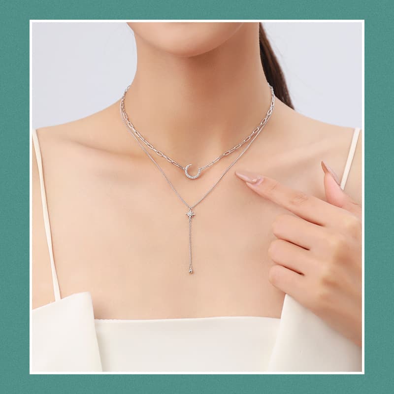 Colar feminino com estrela e lua prateada