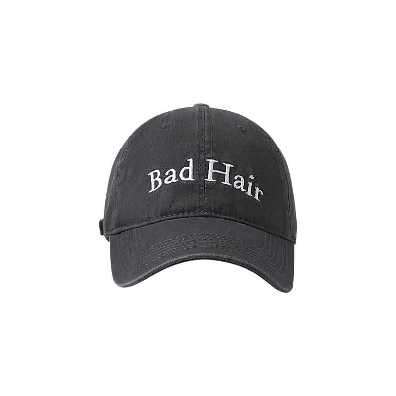 Boné feminino com aba bordada com letras 10