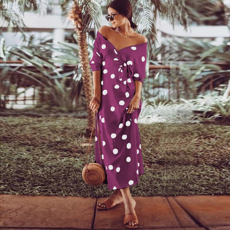 Vestido longo de manga comprida com estampa de bolinhas, decote em V e ombros à mostra. 12