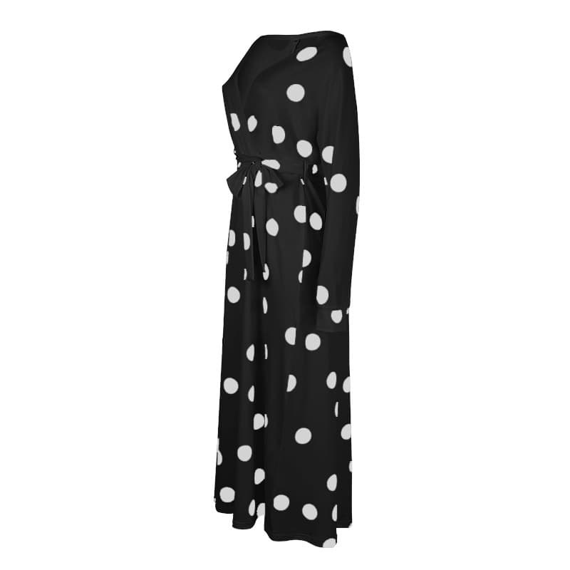 Vestido longo de manga comprida com estampa de bolinhas, decote em V e ombros à mostra. 5