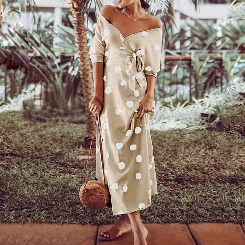Vestido longo de manga comprida com estampa de bolinhas, decote em V e ombros à mostra. 6
