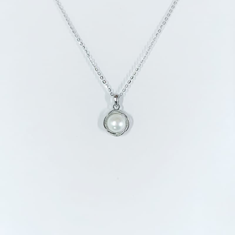 Colar feminino com pérolas de água doce e prata. 12