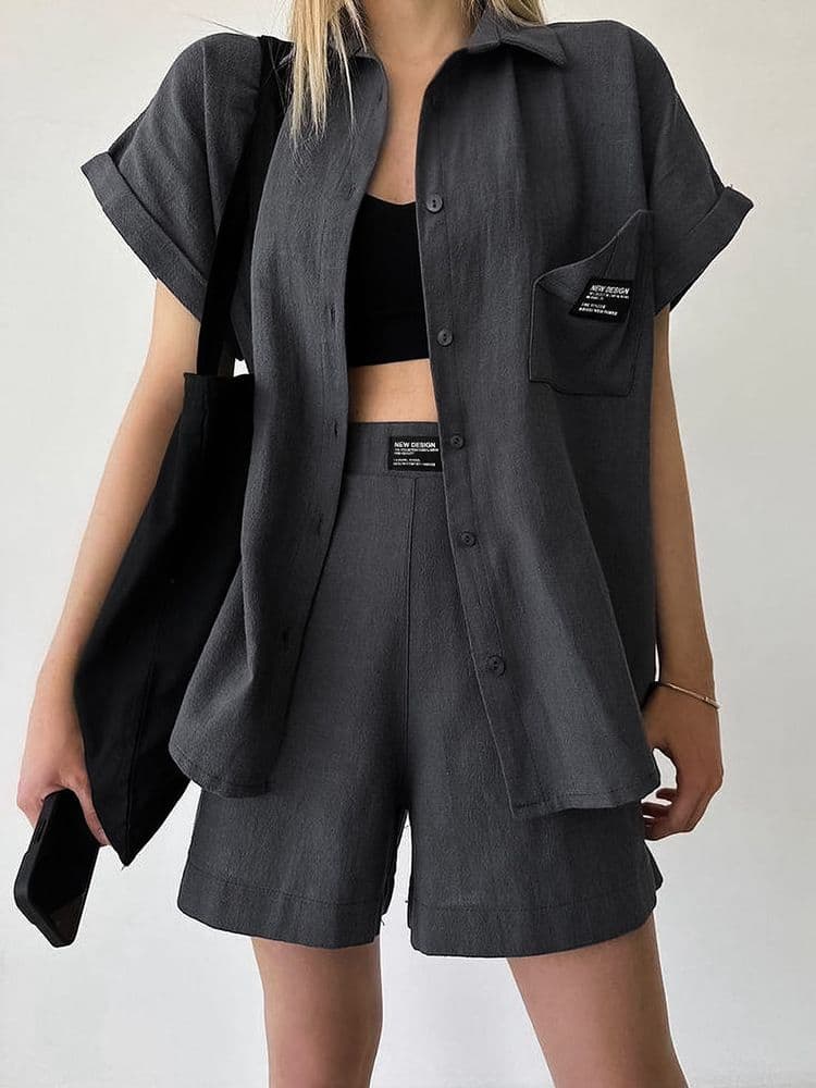 Conjunto feminino casual de camisa de manga curta e shorts. 2