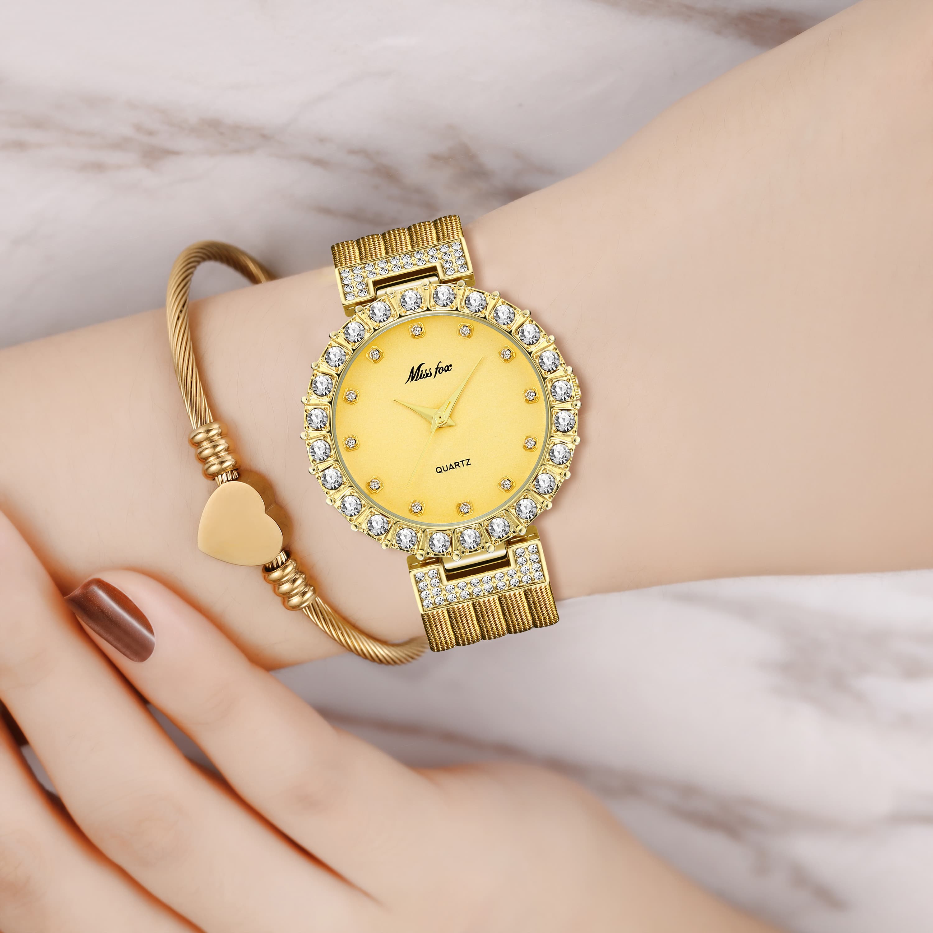 Relógio feminino à prova d'água com pulseira de cobre e mecanismo de quartzo.