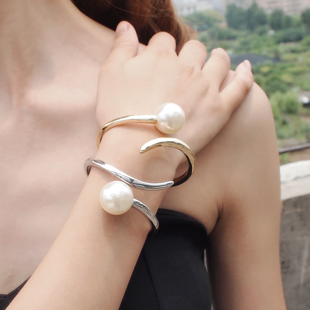 Pulseira feminina assimétrica de pérolas com design exagerado