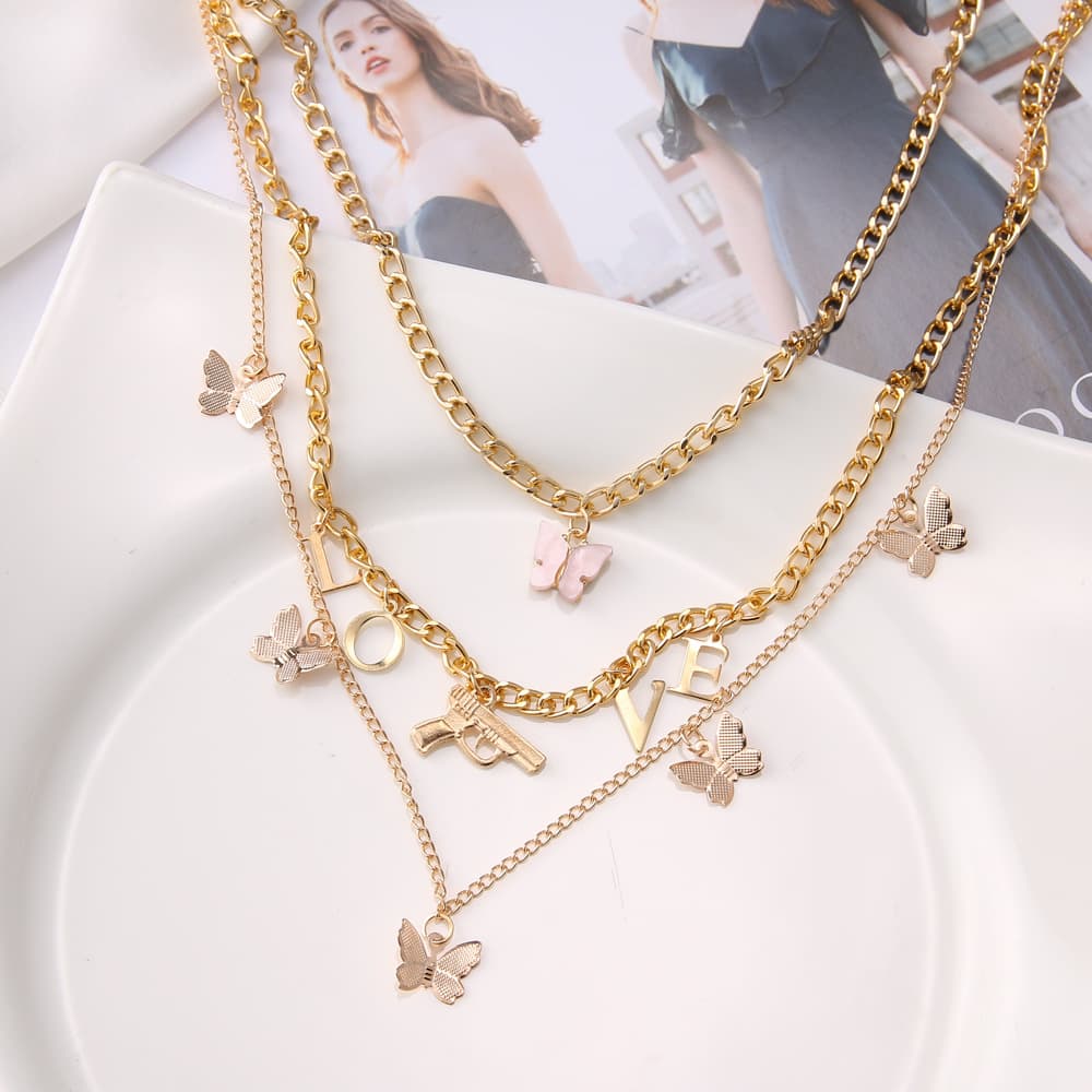 Conjunto de colar feminino com pingente de borboleta em várias camadas.