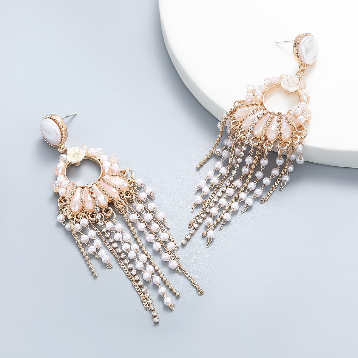 Brincos de pérola com borla, brincos da moda feminina com inspiração internacional.