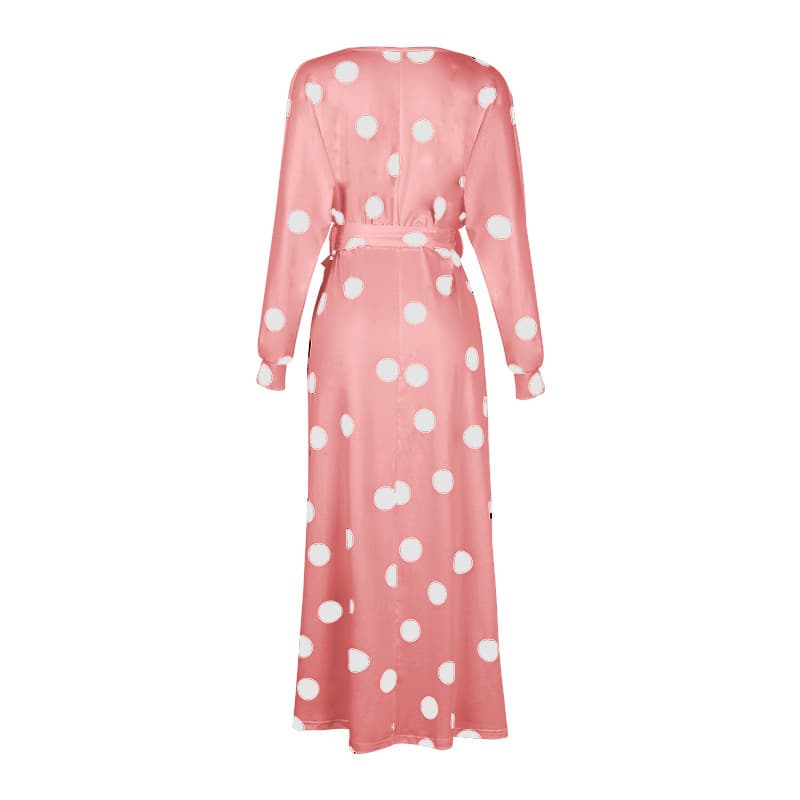 Vestido longo de manga comprida com estampa de bolinhas, decote em V e ombros à mostra. 8